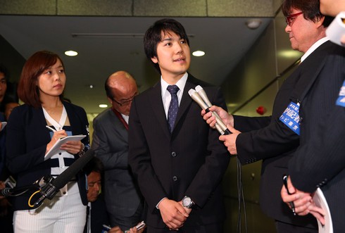 Video: Chân dung hôn phu điển trai của công chúa Nhật Bản - ảnh 2