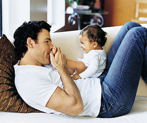 Cách giúp bố gắn bó với con dù không được cho con bú - ảnh 2