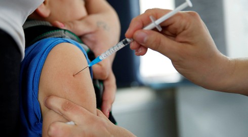 Dịch sởi bùng phát ở châu Âu, Đức phạt cha mẹ không cho con tiêm vắc xin - ảnh 1