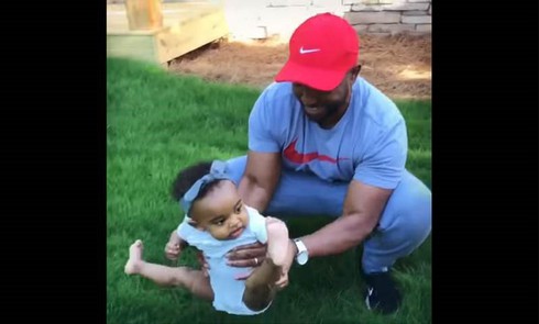 Video: Bé gái phản ứng siêu dễ thương khi không muốn đặt chân xuống cỏ - ảnh 1