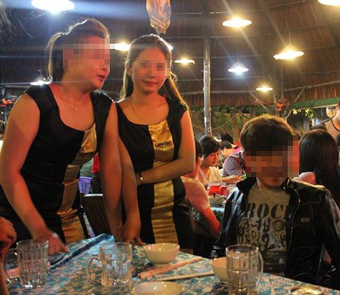 Nỗi tủi váy ngắn tiếp thị bia: