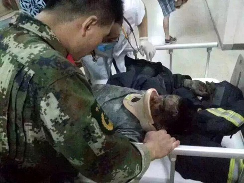 Vụ nổ kinh hoàng ở Trung Quốc: Chuyện của những người lính cứu hỏa - ảnh 3