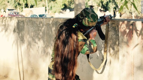 “Từ ca sĩ tới chiến binh”: câu chuyện những người phụ nữ chống IS - ảnh 2