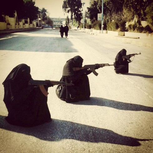 Tại sao hai thiếu nữ tuổi teen bình thường lại muốn gia nhập IS? - ảnh 1