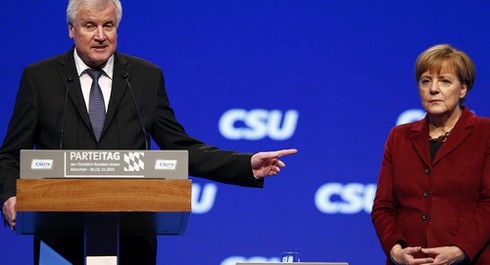 Bà Merkel nhận “trái đắng” vì chính sách mở cửa cho người tị nạn - ảnh 1