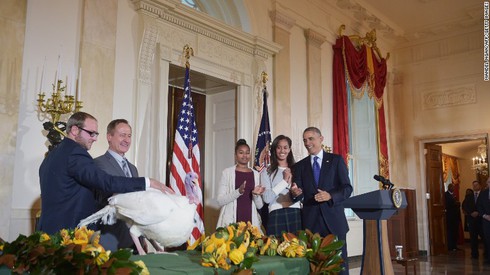 Tổng thống Obama làm phục vụ cho người vô gia cư trong Lễ Tạ ơn - ảnh 4