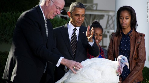 Tổng thống Obama làm phục vụ cho người vô gia cư trong Lễ Tạ ơn - ảnh 2