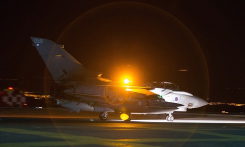 Máy bay ném bom Anh xuất kích tấn công IS - ảnh 1