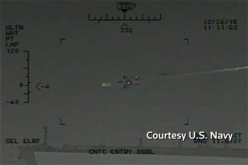 Mỹ tung video Iran bắn tên lửa khiêu khích ở eo biển Hormuz - ảnh 1