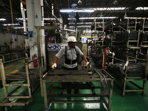 Malaysia: Người dân làm thêm giờ, nhiều việc tay trái để kiếm sống - ảnh 1