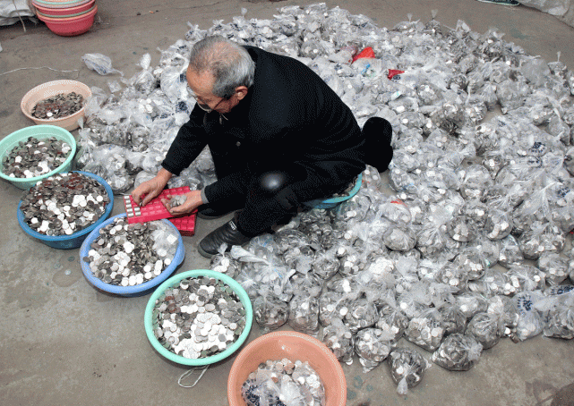 Người đàn ông “khổ sở” với 1.500 kg tiền xu - ảnh 1