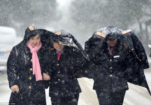Tin thế giới 19h30: Trung Quốc lạnh kỷ lục, Mỹ chìm trong bão tuyết - ảnh 1