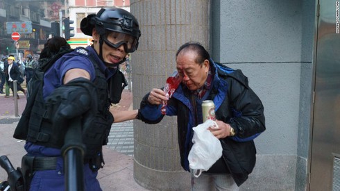 Toàn cảnh vụ bạo động tại Hong Kong Tết Nguyên Đán - ảnh 5