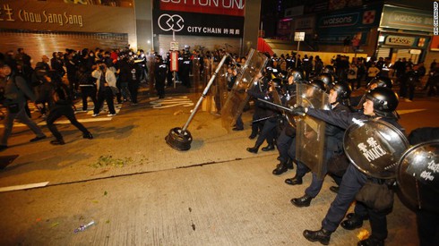 Toàn cảnh vụ bạo động tại Hong Kong Tết Nguyên Đán - ảnh 8
