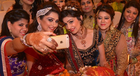 Ngôi làng kỳ lạ: Cấm gái chưa chồng dùng điện thoại di động - ảnh 1