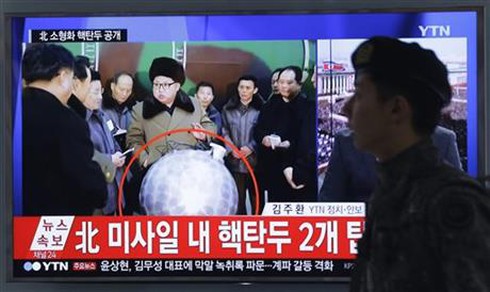 Kim Jong Un “khoe” hình ảnh của đầu đạn hạt nhân thu nhỏ - ảnh 1
