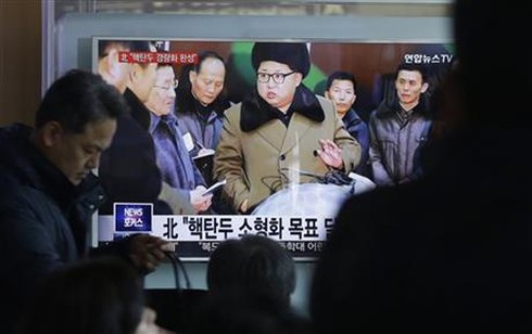 Kim Jong Un “khoe” hình ảnh của đầu đạn hạt nhân thu nhỏ - ảnh 2
