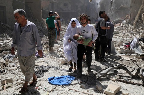 Bom dội liên tiếp xuống Aleppo, hàng trăm dân thường thiệt mạng - ảnh 1