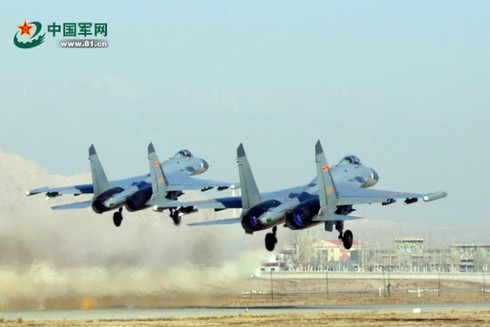 Tiêm kích Trung Quốc quyết đuổi tàu khu trục Mỹ khỏi Biển Đông - ảnh 1