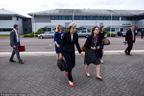 Thủ tướng Anh làm gì trong ngày đầu ở số 10 phố Downing? - ảnh 11