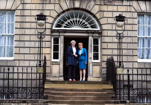 Thủ tướng Anh làm gì trong ngày đầu ở số 10 phố Downing? - ảnh 13