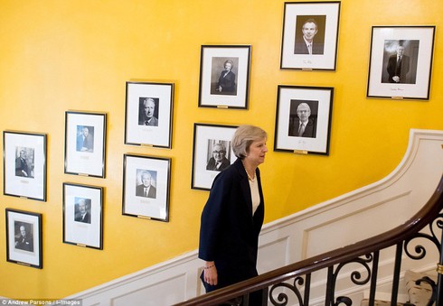 Thủ tướng Anh làm gì trong ngày đầu ở số 10 phố Downing? - ảnh 14