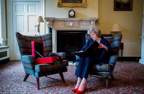 Thủ tướng Anh làm gì trong ngày đầu ở số 10 phố Downing? - ảnh 15