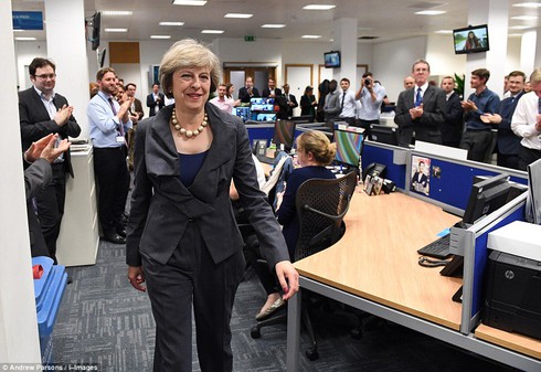 Thủ tướng Anh làm gì trong ngày đầu ở số 10 phố Downing? - ảnh 3