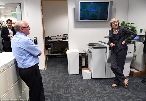 Thủ tướng Anh làm gì trong ngày đầu ở số 10 phố Downing? - ảnh 4