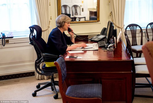 Thủ tướng Anh làm gì trong ngày đầu ở số 10 phố Downing? - ảnh 7