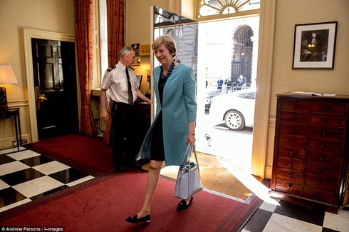 Thủ tướng Anh làm gì trong ngày đầu ở số 10 phố Downing? - ảnh 8