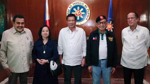 Năm Tổng thống Philippines “hợp lực” đối phó với Trung Quốc - ảnh 1