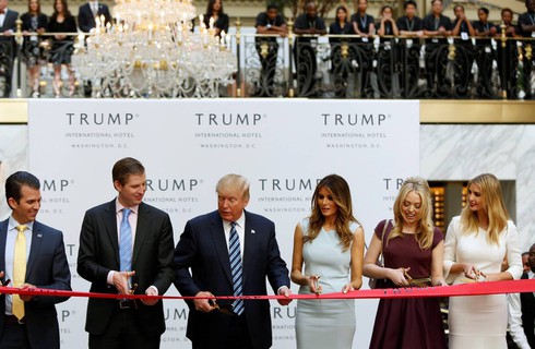 Các khoản nợ gần 1 tỷ USD của ông Trump