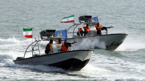 Hải quân Mỹ liên tục bắn cảnh cáo tàu tấn công của Iran - ảnh 1