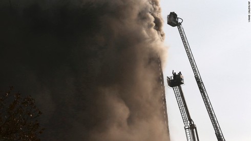 Cận cảnh sập nhà 17 tầng ở Iran khiến 30 lính cứu hỏa thiệt mạng - ảnh 10
