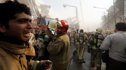 Cận cảnh sập nhà 17 tầng ở Iran khiến 30 lính cứu hỏa thiệt mạng - ảnh 9