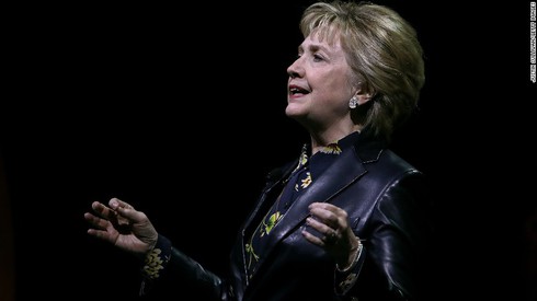 Bà Hillary Clinton tái xuất, ngầm cảnh cáo chính quyền Donald Trump - ảnh 1