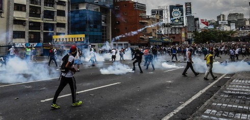 Biểu tình bạo lực ở Venezuela, một sinh viên bị bắn chết - ảnh 1