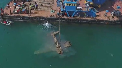 Video: Nga trục vớt chiến đấu cơ Mỹ nằm dưới đáy biển Crimea hơn 70 năm - ảnh 1