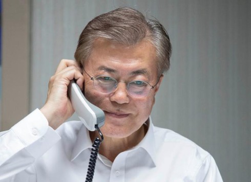 Vừa vào Nhà Xanh, ông Moon đã điện đàm với ông Trump - ảnh 1