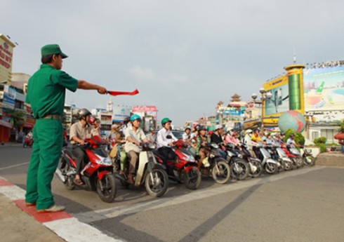 Trật tự viên “đòi” quyền xử phạt vi phạm giao thông - ảnh 1