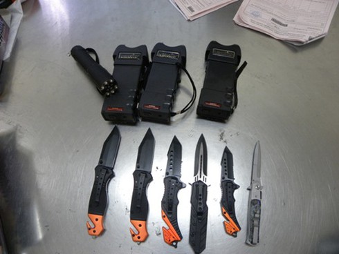 Quà biếu toàn dao găm và roi điện - ảnh 1