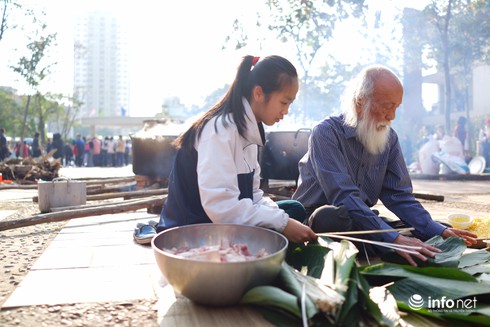 Học sinh Lương Thế Vinh hào hứng gói bánh chưng làm từ thiện - ảnh 1