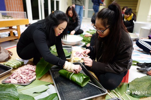 Học sinh Lương Thế Vinh hào hứng gói bánh chưng làm từ thiện - ảnh 2