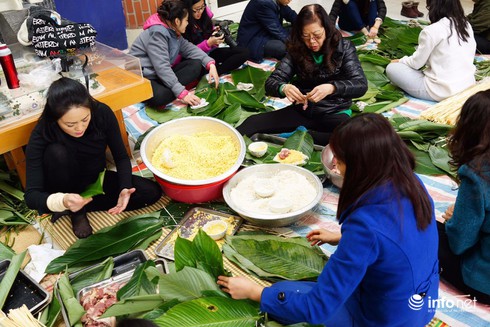Học sinh Lương Thế Vinh hào hứng gói bánh chưng làm từ thiện - ảnh 3