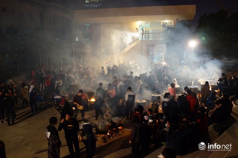 Học sinh Lương Thế Vinh hào hứng gói bánh chưng làm từ thiện - ảnh 5