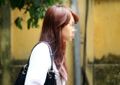 Phạt học sinh nhuộm tóc phải lau lá cây: Đừng biến các em thành trò cười - ảnh 1