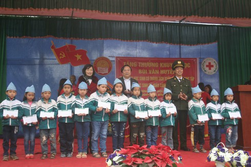 Lễ trao học bổng Bùi Văn Huyên năm 2016 - ảnh 2