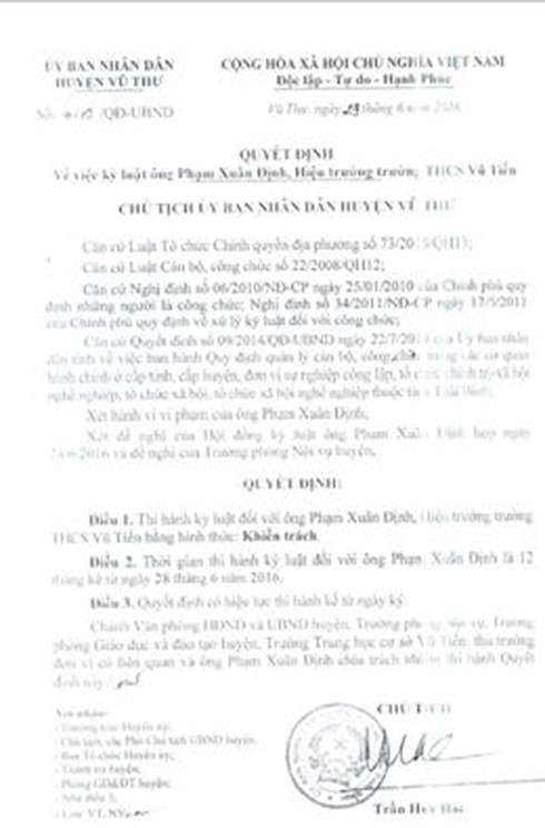Vụ 3 học sinh bị đuổi học: Hiệu trưởng bị kỷ luật nhưng...không phục? - ảnh 1