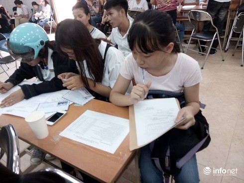 Tuyển sinh 2016: Nhiều thí sinh chen chân nộp hồ sơ trước giờ G - ảnh 2